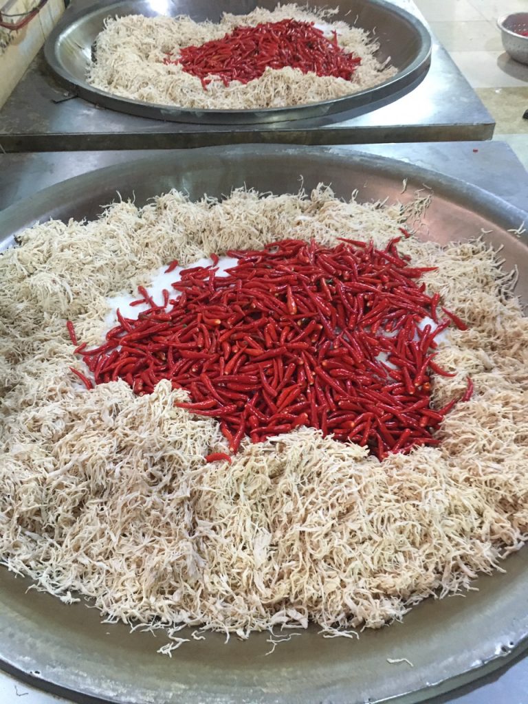 100g khô gà lá chanh bao nhiêu calo